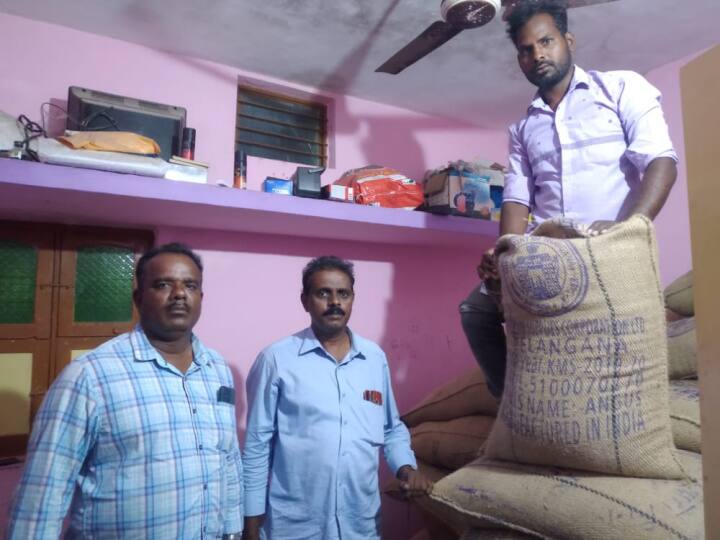 Thiruvannamalai: 168 bundles of rice confiscated from a house in Javvadumalai கணவன் ஹாஸ்டல் வார்டன், மனைவி ரேஷன் கடை ஊழியர் - போட்டி போட்டு கொண்டு வீட்டில் பதுக்கிய 168 மூட்டை அரிசி சிக்கியது