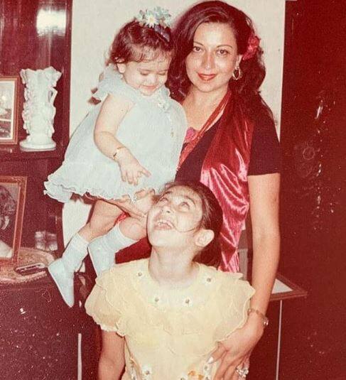 उन्होंने बताया,  “हम विलासिता में नहीं पले-बढ़े, जैसा कि लोग कपूर खानदान के बारे में सोचते हैं. मेरी मां (बबीता) और बहन (करिश्मा) ने मुझे बेहतर जीवन देने के लिए वास्तव में संघर्ष किया. खासकर मेरी मां, क्योंकि वह सिंगल पेरेंट थीं. हमारे लिए सब कुछ बहुत सीमित था.”