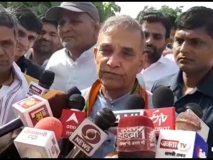 Baghpat: ट्रेनों में समस्याओं का जायजा लेने पहुंचे बागपत सांसद सत्यपाल सिंह, लोगों की ये शिकायत सुन पारा हुआ गर्म Baghpat MP Uttar Pradesh Satyapal Singh took stock of problems trains on Delhi Via Shamli Saharanpur ANN Baghpat: ट्रेनों में समस्याओं का जायजा लेने पहुंचे बागपत सांसद सत्यपाल सिंह, लोगों की ये शिकायत सुन पारा हुआ गर्म