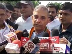 Baghpat: ट्रेनों में समस्याओं का जायजा लेने पहुंचे बागपत सांसद सत्यपाल सिंह, लोगों की ये शिकायत सुन पारा हुआ गर्म