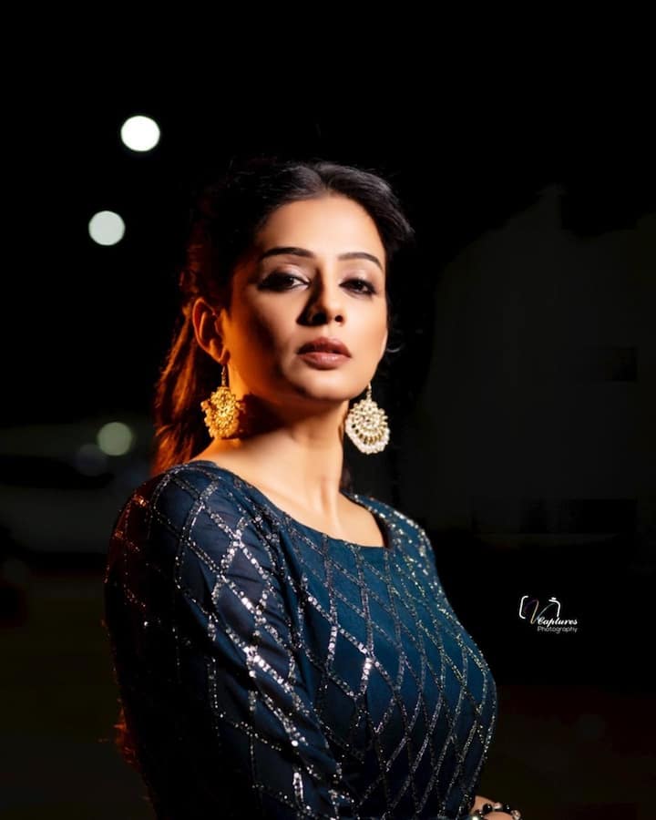 బుల్లితెరపైనా ఓ డాన్స్ షోకి జడ్జిగా ప్రేక్షకులను ఎంటర్టైన్ చేస్తోంది ప్రియమణి. ఇక ప్రియమణి వ్యక్తిగత జీవితంపై కొన్ని పుకార్లు చక్కర్లు కొట్టాయి. భర్త ముస్తఫా రాజ్ తో ఆమె విడిపోతోందని అన్నారు. దీపావళి వేడుకల్లో జంటగా కనిపించి ఆ రూమర్స్ కి చెక్ పెట్టింది ప్రియమణి.