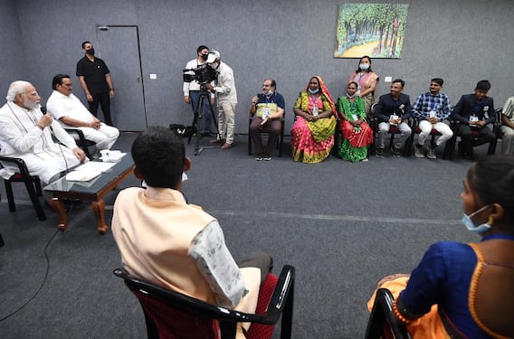 एशिया के सबसे लंबे पंडाल में आदिवासी लाभार्थियों से मिले पीएम मोदी, आकांक्षी डॉक्टरों से की ये अपील एशिया के सबसे लंबे पंडाल में आदिवासी लाभार्थियों से मिले पीएम मोदी, आकांक्षी डॉक्टरों से की ये अपील