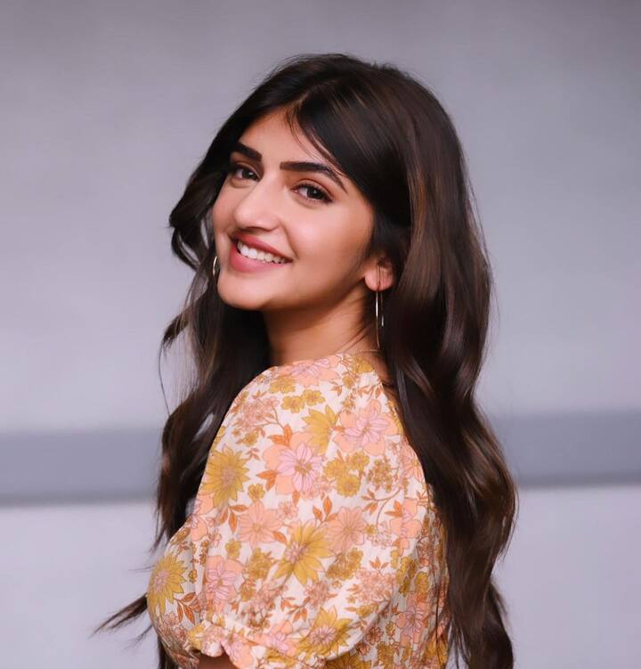 ప్రస్తుతం తెలుగులో చేతినిండా సినిమాలు ఉన్నాయి. రెమ్యునరేషన్ అమాంతం పెంచేసింది. -Image credit: Sreeleela/Instagram