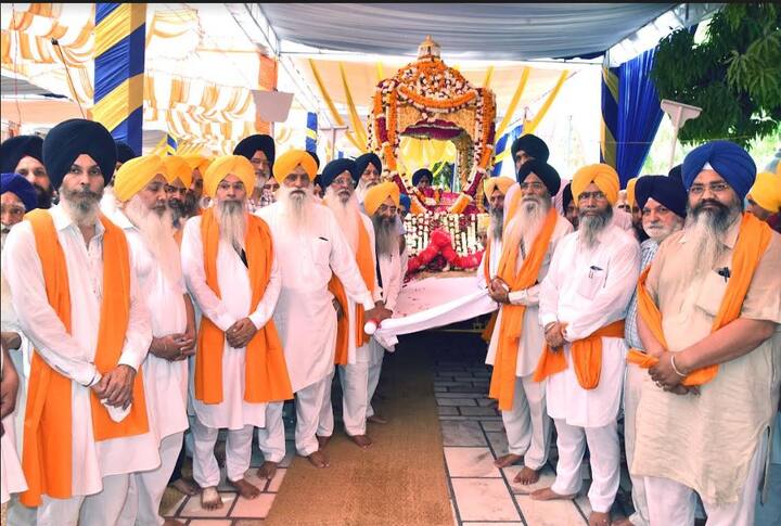 ਅੰਮ੍ਰਿਤਸਰ: ਨੌਵੀਂ ਪਾਤਸ਼ਾਹ ਸ੍ਰੀ ਗੁਰੂ ਤੇਗ ਬਹਾਦਰ ਸਾਹਿਬ ਜੀ ਦੇ 401ਵੇਂ ਪ੍ਰਕਾਸ਼ ਪੁਰਬ ਨੂੰ ਲੈ ਕੇ ਸਮਾਗਮਾਂ ਦੀ ਆਰੰਭਤਾ ਹੋ ਚੁੱਕੀ ਹੈ ਇਸ ਸੰਬੰਧੀ ਸ੍ਰੀ ਅਕਾਲ ਤਖ਼ਤ ਸਾਹਿਬ ਤੋਂ ਗੁਰੂ ਸਾਹਿਬ ਦੇ ਪ੍ਰਕਾਸ਼ ਅਸਥਾਨ ਗੁਰਦੁਆਰਾ ਗੁਰੂ ਕੇ ਮਹਿਲ ਤੱਕ ਵਿਸ਼ਾਲ ਨਗਰ ਕੀਰਤਨ ਸਜਾਇਆ ਗਿਆ, ਜਿਸ ਵਿਚ ਸੱਚਖੰਡ ਸ੍ਰੀ ਹਰਿਮੰਦਰ ਸਾਹਿਬ ਦੇ ਮੁੱਖ ਗ੍ਰੰਥੀ ਸਿੰਘ ਸਾਹਿਬ ਗਿਆਨੀ ਜਗਤਾਰ ਸਿੰਘ ਤੇ ਸ਼੍ਰੋਮਣੀ ਕਮੇਟੀ ਪ੍ਰਧਾਨ ਐਡਵੋਕੇਟ ਹਰਜਿੰਦਰ ਸਿੰਘ ਧਾਮੀ ਸਮੇਤ ਪੰਥਕ ਸ਼ਖ਼ਸੀਅਤਾਂ ਅਤੇ ਵੱਡੀ ਗਿਣਤੀ ਵਿਚ ਸੰਗਤਾਂ ਨੇ ਸ਼ਮੂਲੀਅਤ ਕੀਤੀ। ਗੁਰੂ ਸਾਹਿਬ ਨੂੰ ਸ਼ਰਧਾ ਤੇ ਸਤਿਕਾਰ ਭੇਟ ਕੀਤਾ ਗਿਆ।