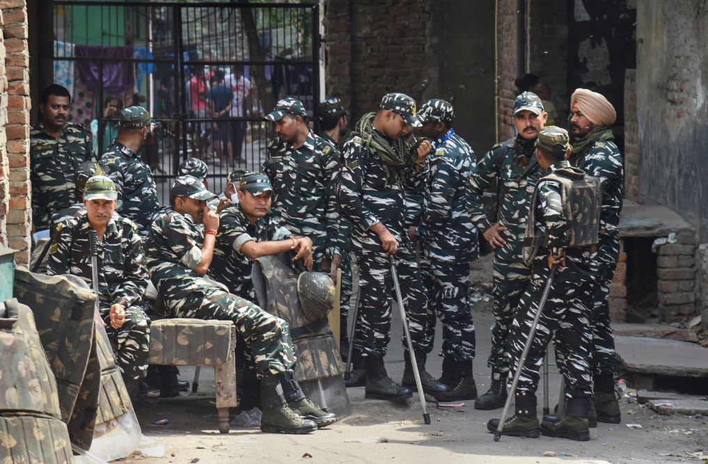 जहांगीरपुरी हिंसा और तनाव के बीच अब बुलडोजर की बारी, लोग समेट रहे सामान, जानें क्या है वहां के हालात