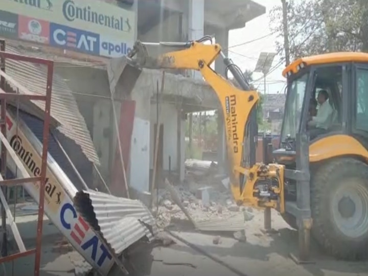 Uttarakhand Administration Demolished Illegal Construction In Sitarganj By  Bulldozer Ann | Uttarakhand: यूपी के बाद उत्तराखंड में भी चला बुलडोजर,  सितारगंज में अवैध निर्माण को प्रशासन ने ...