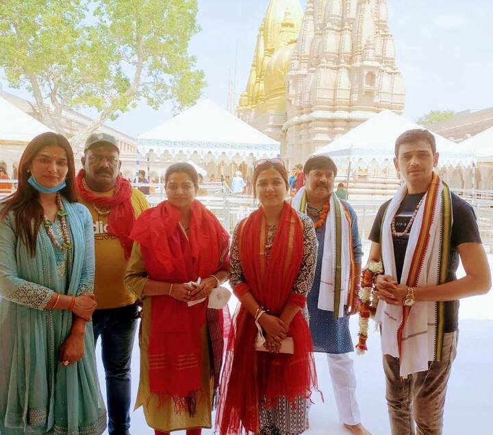 तस्वीरों को शेयर करते हुए पूनम ने मंदिर कमेटी के लोगों को धन्यवाद देते हुए कहा कि, इतने अच्छे दर्शन करवाने और महा प्रसाद के लिए शुक्रिया..