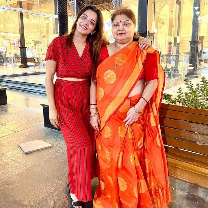 मोनालिसा ने आगे लिखा कि, पिछला 1 साल उनके लिए बहुत मुश्किल रहा. वो अस्पताल के चक्कर लगा रही थी कोलकाता में मेरा दौरा इन सभी महीनों में मानसिक और शारीरिक रूप से बहुत कठिन रहा था. हम रोए, हमने प्रार्थना की, हमने आस्था की, हमारे डॉक्टर को मैं शब्दों में धन्यवाद नहीं दे सकती.