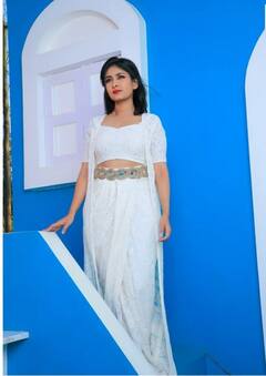 बेटे से 9 साल छोटी हैं 'रॉकी भाई' की 'मां', रियल लाइफ में दिखती हैं इतनी खूबसूरत