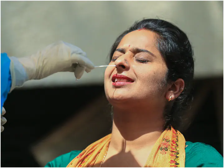 COVID-19 Update: দেশে ফের বাড়ল করোনায় দৈনিক আক্রান্তের সংখ্যা, সামান্য কমল মৃত্যু