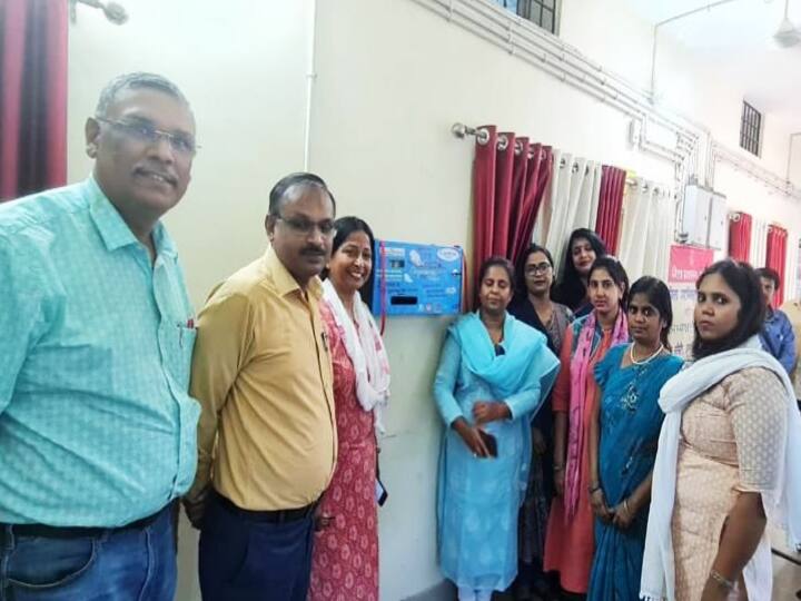 Patna Oxygen man Gaurav Rai now installing sanitary pad vending machines in all over bihar ann 'ऑक्सीजन मैन' से अब 'पैडमैन', बिहार में घूम-घूमकर सेनेटरी पैड वेंडिंग मशीन लगवा रहे हैं गौरव, कभी थे सांसों के मसीहा