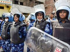 जहांगीरपुरी हिंसा और तनाव के बीच अब बुलडोजर की बारी, लोग समेट रहे सामान, जानें क्या है वहां के हालात