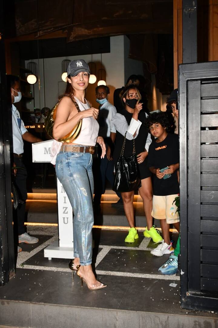 एक्सीडेंट के कुछ दिन बाद अब मलाइका अपने नॉर्मल रूटीन में वापस भी आ गई हैं. यहां तक की उन्होंने शूटिंग भी शुरू कर दी है.