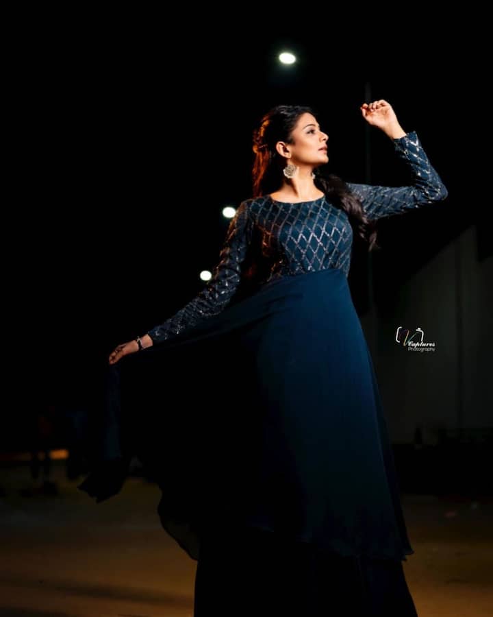 వరుస ఆఫర్స్ తో దూసుకుపోతోంది ప్రియమణి. రీసెంట్ గా వచ్చిన 'భామా కలాపం' లో అనుపమ ఘుమ ఘుమ అంటూ యూట్యూబ్ లో వంటలు చేసే గృహిణిగా ఆకట్టుకుంది. ఫ్యామిలీ మాన్ సిరీస్ తో ప్రియమణి బాలీవుడ్ లో మంచి గుర్తింపు తెచ్చుకుంది.  సీజన్ వన్ తో పాటు సీజన్ 2లో కూడా నటించింది ప్రియమణి.