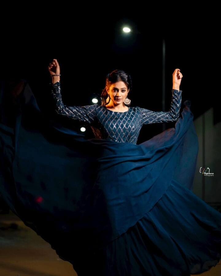 తెలుగు, కన్నడ, హిందీ, తమిళ భాషల్లో కలిపి అరడజనుకి పైగా సినిమాలతో బిజీగా ఉంది ప్రియమణి. వీటిలో కొన్ని క్రేజీ ప్రాజెక్ట్స్ ఉన్నాయి. రానా-సాయి పల్లవి జంటగా తెరకెక్కుతున్న విరాట పర్వం మూవీలో ప్రియమణి లేడీ నక్సల్ రోల్ చేస్తోంది.