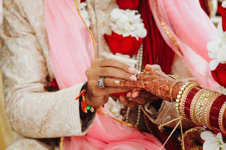 Bride marries sister's groom after mix-up due to power failure Wedding Failure: লোডশেডিংয়ের আজব পরিণতি, অন্ধকারে হবু শ্যালিকাকেই বিয়ে করে ফেললেন বর