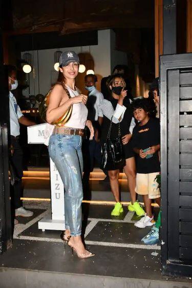 ਬਾਲੀਵੁੱਡ ਐਕਟਰਸ ਮਲਾਇਕਾ ਅਰੋੜਾ ਕੁਝ ਦਿਨ ਪਹਿਲਾਂ ਹਾਦਸੇ ਦਾ ਸ਼ਿਕਾਰ ਹੋ ਗਈ ਸੀ। ਹਾਲਾਂਕਿ ਖੁਸ਼ਕਿਸਮਤੀ ਨਾਲ ਇਸ ਹਾਦਸੇ 'ਚ ਉਸ ਨੂੰ ਜ਼ਿਆਦਾ ਸੱਟ ਨਹੀਂ ਲੱਗੀ ਤੇ ਹੁਣ ਉਹ ਪੂਰੀ ਤਰ੍ਹਾਂ ਨਾਲ ਠੀਕ ਹੈ।