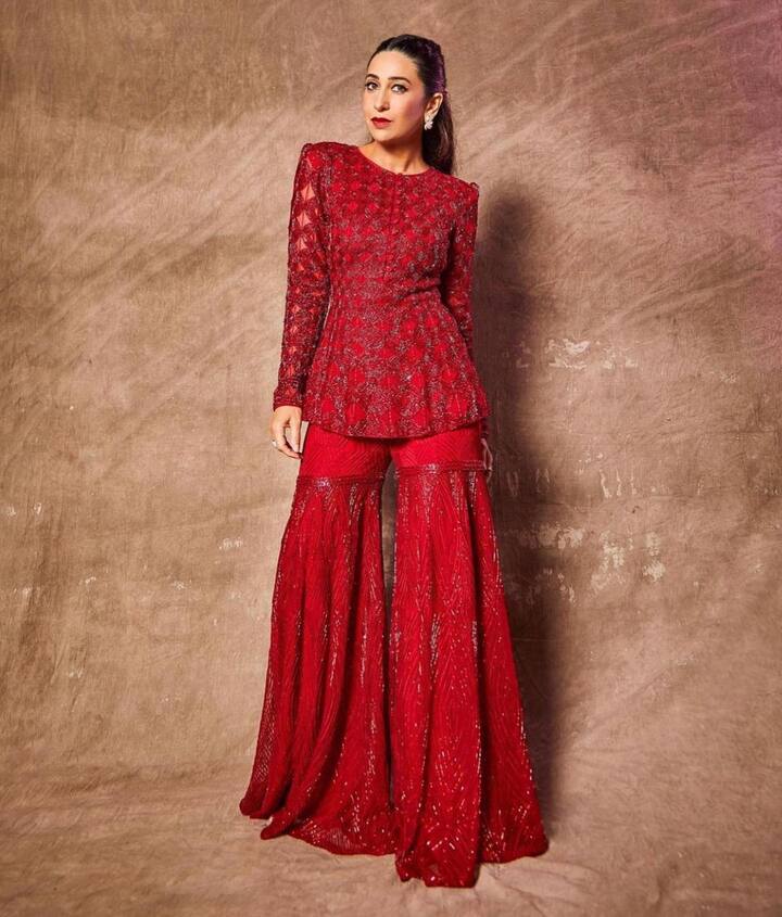 करिश्मा कपूर के एक्टिंग से लेकर उनके लुक्स और उनकी ड्रेसिंग सेंस हमेशा चर्चा का विषय बनी रहती है.