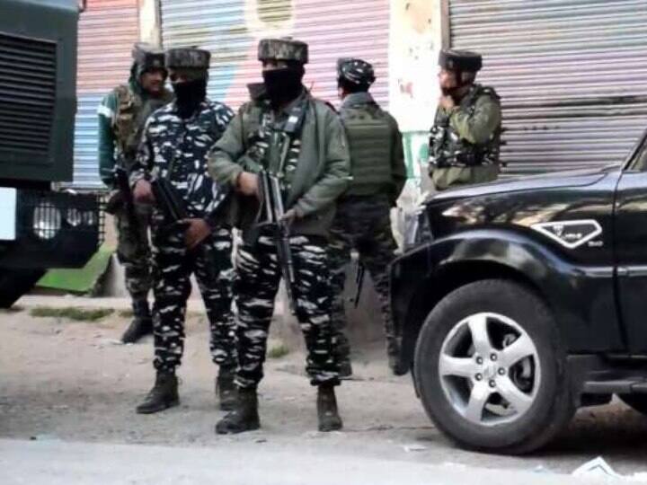 Jammu Kashmir Security forces killed two terrorists in Baramulla search for four continues Baramulla Encounter: जम्मू-कश्मीर के बारामूला में सुरक्षाबलों ने तीन आतंकियों को किया ढेर, तीन की तलाश जारी