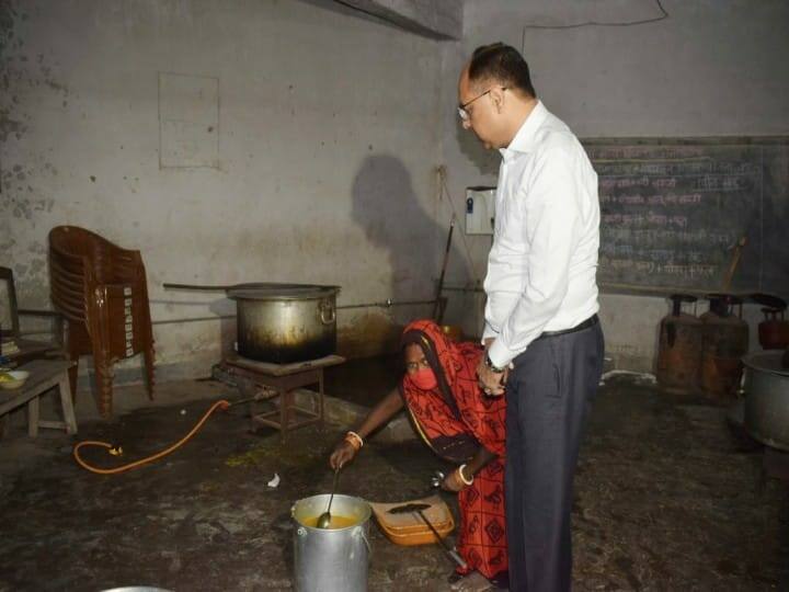 बिहार के सरकारी स्कूलों में मिलने वाले मिड डे मील के संबंध में बार बार आ रही शिकायतों के बाद शिक्षा विभाग ने ये आदेश जारी किया था कि स्कूल के हेडमास्टर पहले मिड डे मील खाएंगे, उसके आधे घंटे बाद बच्चों को खाना परोसा जाएगा.