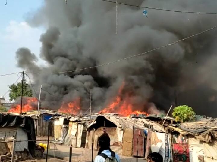 आपको बता दें कि भिलाई के सूर्या नगर स्लम बस्ती में 10 दिन पहले भीषण आग लग गई थी. इस आग ने लगभग डेढ़ सौ से अधिक घरों को जलाकर खाक कर दिया था. 2000 से अधिक परिवार बेघर हो गए थे. इस आग ने ऐसी तबाही मचाई थी कि उन लोगों को अपने घरों से रुपए, सोना-चांदी, कूलर, कपड़े और तमाम चीजें निकालने का मौका ही नहीं मिला था.