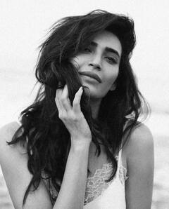 ਬਿਖਰੀ ਜੁਲਫੇ....ਨਸ਼ੀਲੀ ਆਂਖੇ....ਕਹੀਂ ਖੋਈ-ਖੋਈ ਸੀ ਨਜ਼ਰ ਆਈ ਕਰਿਸ਼ਮਾ ਤੰਨਾ, See Photos