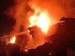 Bulandshahr: डिवाइडर से ट्रक की जबर्दस्त टक्कर के बाद भीषण आग, डीजल टैंक फटने से कई दुकानें भी जलकर खाक