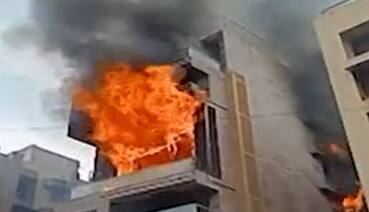 Mumbai : खार परिसरातील इमारतीला भीषण आग, अग्निशमन दलाच्या 5 गाड्या घटनास्थळी दाखल