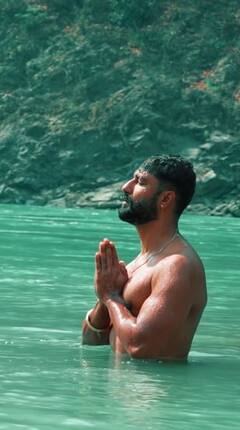 ਭੋਲੇ ਸ਼ੰਕਰ ਦੇ ਵੱਡੇ ਭਗਤ Vicky Kaushal, ਗੰਗਾ 'ਚ ਲਾਈ ਡੁੱਬਕੀ ਦੀ ਵੀਡੀਓ ਵਾਇਰਲ