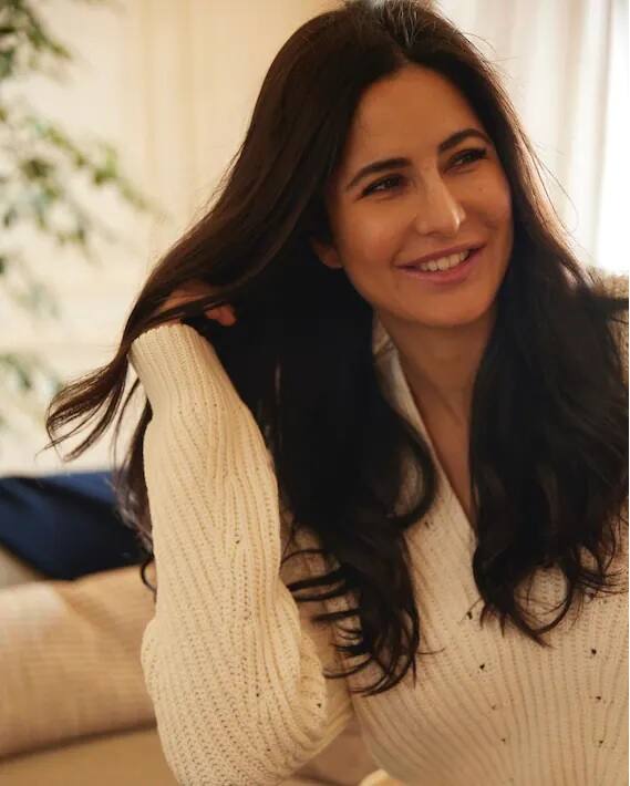 ખુલ્લી જુલ્ફોં સાથે ક્યુટ સ્માઈલથી કેટરીનાનો નુરાની ચહેરો ખુબ જ સુંદર લાગી રહ્યો છે.