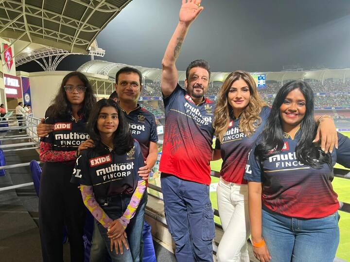 સંજય દત્ત અને રવિના ટંડન સહિત સમગ્ર KGF ટીમે RCB ની જર્સી પહેરી હતી. આરસીબી ફ્રેન્ચાઇઝીએ પહેલા જ માહિતી શેર કરી હતી કે સંજય દત્ત સહિત કેજીએફની ટીમ મેચ જોવા માટે આવશે. બાદમાં પણ આરસીબીએ તમામ લોકોની તસવીરો શેર કરી હતી.
