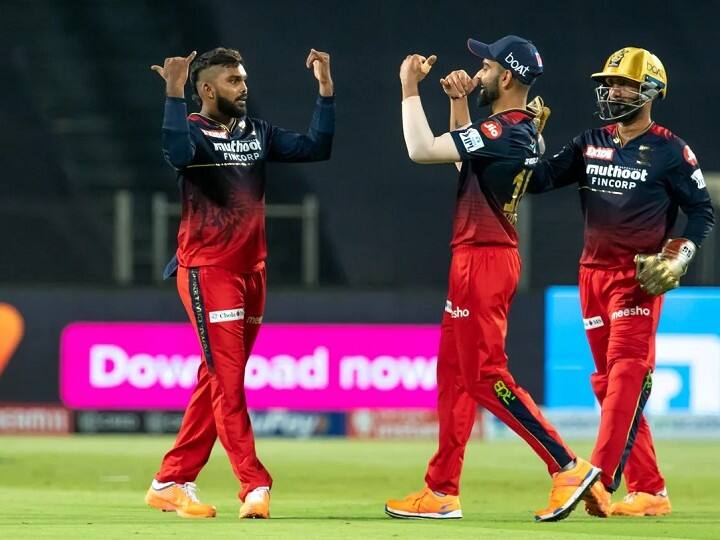 रॉयल चैलेंजर्स बैंगलौर के स्पिनर वानिंदु हसरंगा छक्के खाने में सबसे आगे हैं. इनकी गेंदों पर 17 छक्के लग चुके हैं. (फोटो सोर्स: iplt20.com)