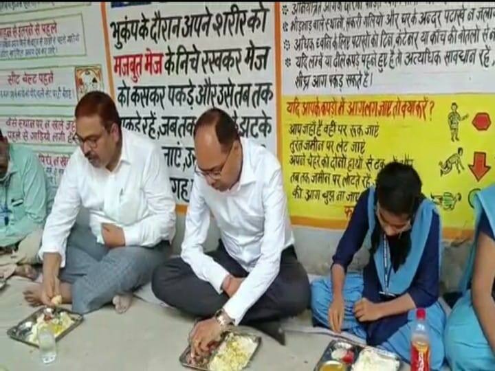 इसी क्रम में पटना डीएम चंद्रशेखर सिंह गुरुवर को सुबह 10 बजे कन्या मध्य विद्यालय, अमला टोला पहुंचे. डीएम के आने की विद्यालय में किसी को पहले से कोई सूचना प्राप्त नहीं थी.