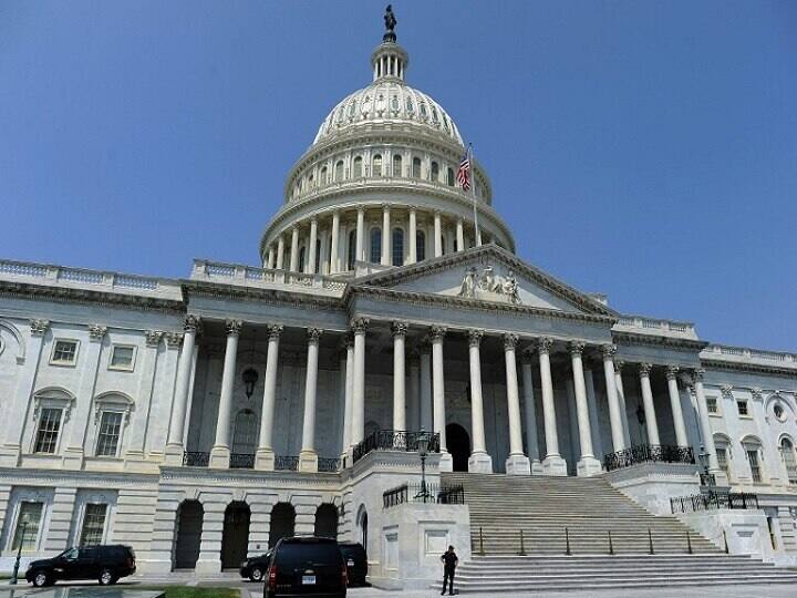 US Capitol building was ordered evacuated amid a threat by an aircraft US Capitol : अलार्म वाजला अन् अमेरिकन संसदेची इमारत रिकामी, पण घडलं भलतंच...
