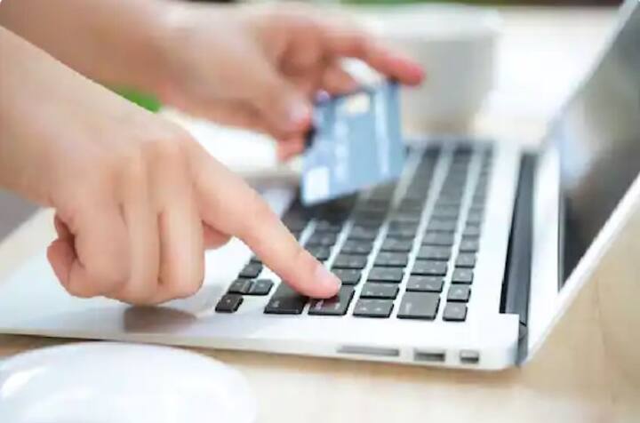 একবার আপনার ব্যাঙ্ক অ্যাকাউন্টের সঙ্গে যুক্ত মোবাইল নম্বরটি পেলেই কাজ শুরু করে দেয় অপরাধীরা। প্রথমে জাল আইডি দেখিয়ে আপনার সিম কার্ড টেলিকম অপারেটরদের দিয়ে ব্লক করে অপরাধীরা।