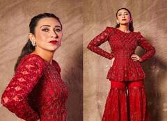Karishma Kapoor : लाल रंग आणि करिष्मा... सुंदरतेचा अद्भुत अविष्कारच जणू...