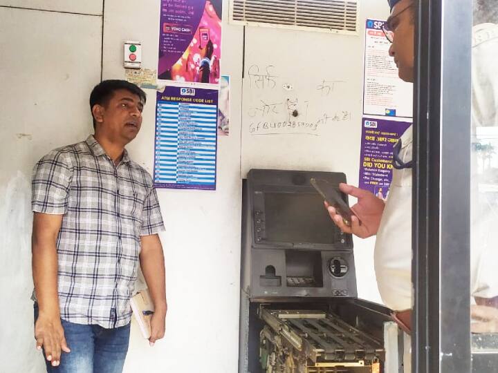 Bihar News: Two miscreants cut SBI ATM with gas cutter 24 lakh 59 thousand rupees was kept in the machine ann Bihar News: एसबीआई के ATM को गैस कटर से दो बदमाशों ने काटा, मशीन में रखे गए थे इतने रुपये कि कटेगी चांदी