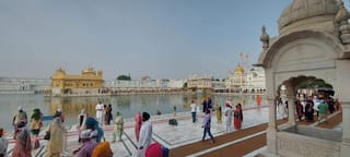 ਸ੍ਰੀ ਗੁਰੂ ਤੇਗ ਬਹਾਦਰ ਜੀ ਦੇ 401ਵੇਂ ਪ੍ਰਕਾਸ਼ ਪੁਰਬ ਮੌਕੇ ਸ੍ਰੀ ਹਰਿਮੰਦਰ ਸਾਹਿਬ ਵਿਖੇ ਨਤਮਸਤਕ ਹੋ ਰਹੀਆਂ ਨੇ ਸੰਗਤਾਂ 