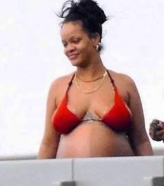 ਰਿਹਾਨਾ ਬੁਆਏਫ੍ਰੈਂਡ ਨਾਲ ਇੰਝ ਕਰ ਰਹੀ ਸੀ ਚਿਲ, ਬਿਕਨੀ ਤਸਵੀਰਾਂ ਵਾਇਰਲ