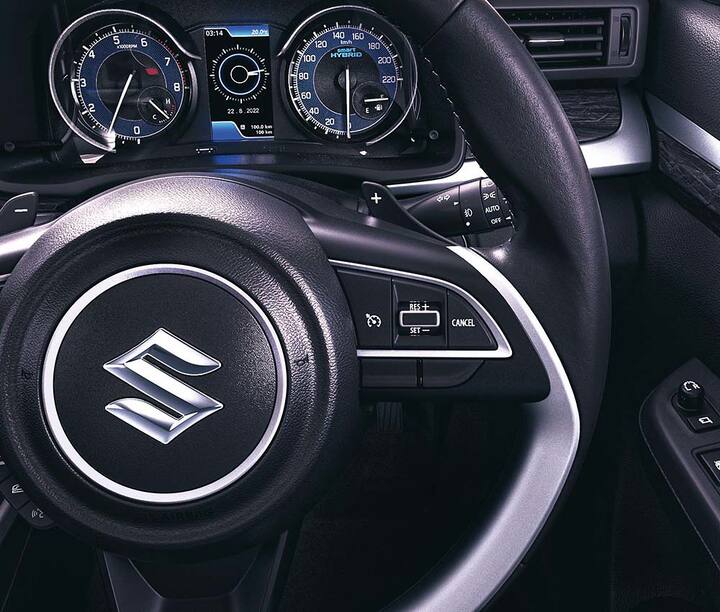 Maruti XL6 ची अंतर्गत सजावट (इंटिरिअर) बदलण्यात आली आहे. Maruti XL6 मध्ये 7 इंचाचा टचस्क्रिन इन्फोटेंमेन्ट सिस्टिम आहे. सर्वात महत्त्वाचे म्हणजे या कारमध्ये 360 डिग्री कॅमेरा सिस्टिम आहे. यामुळे तुम्हाला वेगवेगळ्या अॅंगलने बाहेरील गोष्टी पाहता येऊ शकतात. त्याशिवाय इतर 40 कार टेक फिचर्स आहेत.