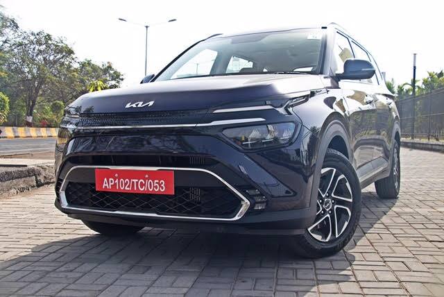 आजकल कई कारें कीलेस एंट्री फीचर के साथ आती हैं. ऐसे में अगर आप इसे लेकर कंफ्यूज हैं कि आखिर यह कीलेस फीचर काम कैसे करता है, तो चलिए आपको कीलेस एंट्री फीचर के बारे में बताते हैं.