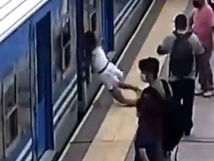 Girl Standing on platform fainted and fell under moving Train incredible scene shown in viral video Viral Video: ਪਲੇਟਫਾਰਮ 'ਤੇ ਖੜ੍ਹੀ ਲੜਕੀ ਬੇਹੋਸ਼ ਹੋ ਕੇ ਚੱਲਦੀ ਟ੍ਰੇਨ ਤੋਂ ਹੇਠਾਂ ਡਿੱਗੀ, ਰੌਂਗਟੇ ਖੜ੍ਹੇ ਕਰਨ ਵਾਲਾ ਵੀਡੀਓ ਵਾਇਰਲ
