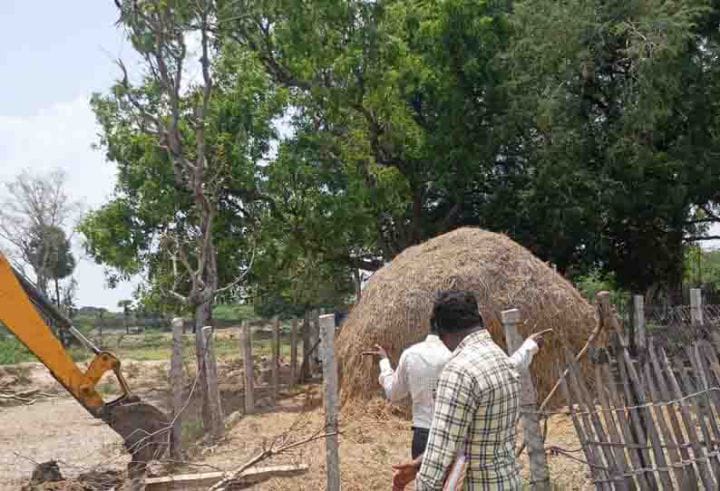 புதுக்கோட்டையில் ஆக்கிரமிப்புகளை அகற்ற விவசாயிகள் எதிர்ப்பு - காவல்துறை பாதுகாப்புடன் ஆக்கிரமிப்புகள் அகற்றம்