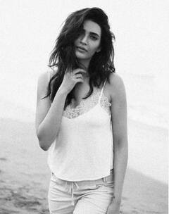 ਬਿਖਰੀ ਜੁਲਫੇ....ਨਸ਼ੀਲੀ ਆਂਖੇ....ਕਹੀਂ ਖੋਈ-ਖੋਈ ਸੀ ਨਜ਼ਰ ਆਈ ਕਰਿਸ਼ਮਾ ਤੰਨਾ, See Photos