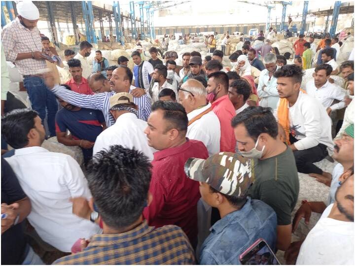 Ujjain News: सरकार को 30 करोड़ का राजस्व देने वाली मंडी में किसानों को नहीं मिल रहा पीने का पानी, चारों तरफ अव्यवस्था Ujjain Farmers are not getting drinking water in the market which gives revenue of 30 crores to the government ANN Ujjain News: सरकार को 30 करोड़ का राजस्व देने वाली मंडी में किसानों को नहीं मिल रहा पीने का पानी, चारों तरफ अव्यवस्था