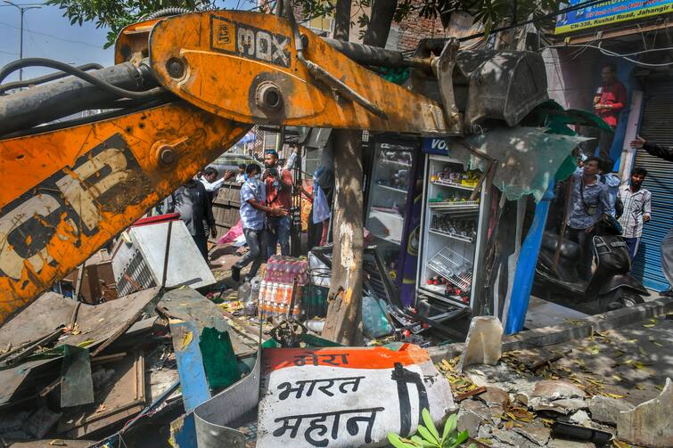 Supreme Court halt of all demolition activities in Delhi’s Jahangirpuri area ANN Jahangirpuri Violence: जहांगीरपुरी में बुलडोज़र पर SC ने लगाया ब्रेक, पूरे देश में ऐसी कार्रवाई रोकने की मांग पर भी जारी किया नोटिस