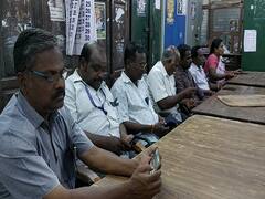 திருவாரூரில் ஊரக வளர்ச்சித் துறை ஊழியர்கள் பணியை புறக்கணித்து உள்ளிருப்பு போராட்டம்