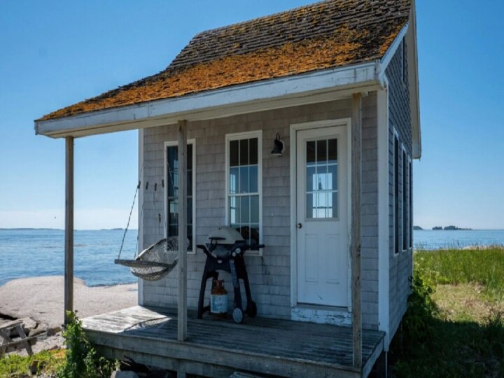 World's Loneliest House: கடல்தான் ஒரே துணை.. விற்பனைக்கு வருகிறது உலகின் தனிமையான வீடு! விலை என்ன தெரியுமா?