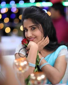 Meghana Lokesh Photos: చేతిలో గులాబితో అందమైన మేఘనా అల్లరి