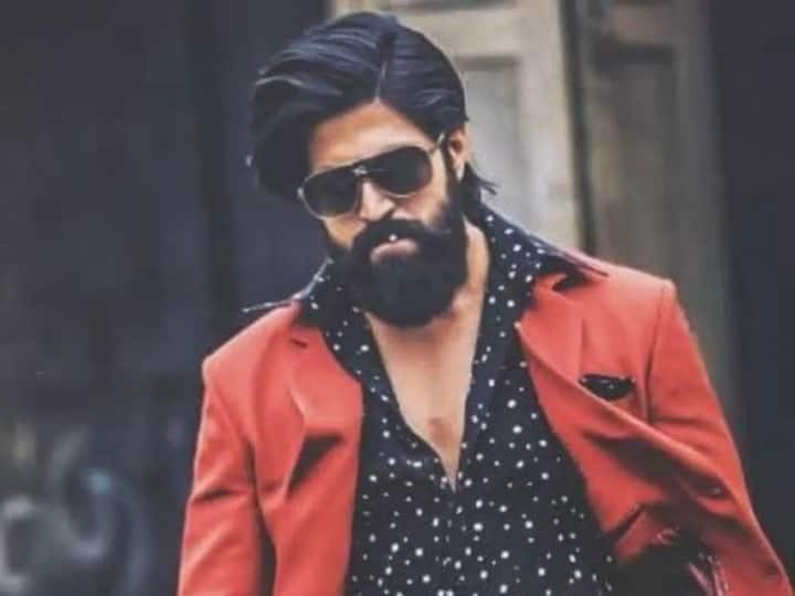 इस क्रम में अगला नंबर आता है फिल्म के लीड हीरो यश का, ख़बरों की मानें तो यश को ‘केजीएफ चैप्टर 2’ के लिए 25 करोड़ रुपए फीस मिली है.